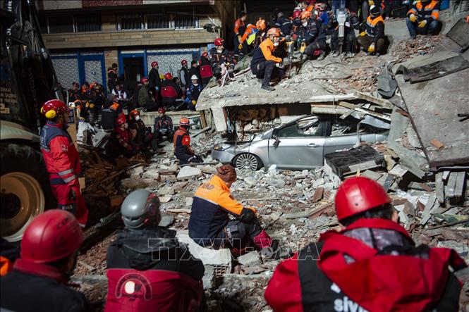 Lực lượng cứu hộ làm nhiệm vụ tại hiện trường vụ sập nhà ở Istanbul, Thổ Nhĩ Kỳ, ngày 6/2/2019. Ảnh: AFP/TTXVN