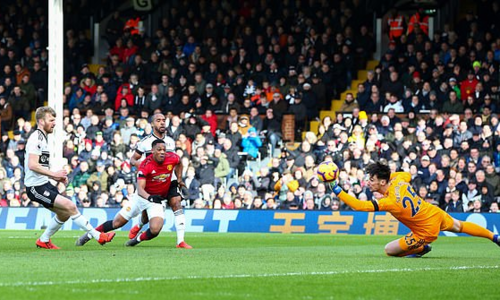 Martial ghi bàn thắng thứ hai cho Man Utd sau pha độc diễn. Ảnh: AFP.