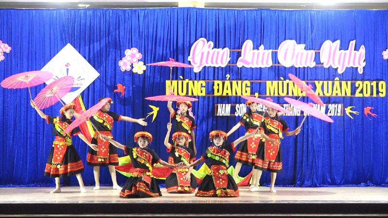 Múa hát mưng Đảng, mừng xuân tại Trường Phổ thông Dân tộc bán trú THCS Nam Sơn