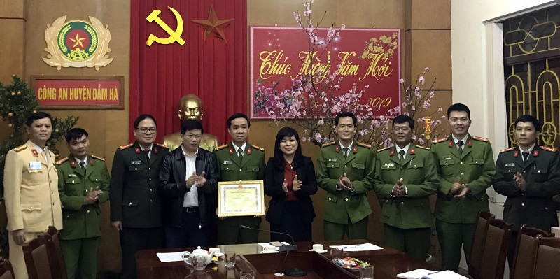 Đại diện cấp ủy, chính quyền huyện Đầm Hà khen thưởng CBCS Công an huyện Đầm Hà (Ảnh: Công an huyện Đầm Hà cung cấp).