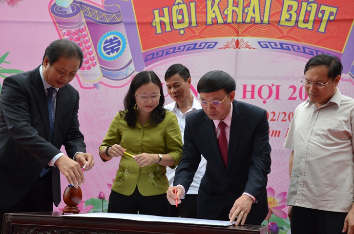 Đồng chí  Nguyễn Xuân Ký, Phó Bí thư Thường trực Tỉnh ủy, thực hiện nghi thức khai bút đầu xuân.