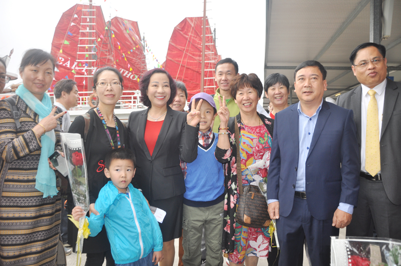 Đồng chí Vũ Thị Thu Thủy, Phó Chủ tịch UBND tỉnh chụp ảnh lưu niệm với du khách tại Cảng tàu khách quốc tế Tuần Châu trong ngày mồng 1 Tết 