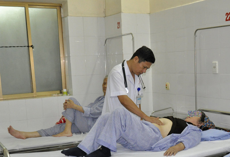 Kiểm tra sức khoẻ cho bệnh nhân điều trị tại Khoa Nội tổng hợp, Bệnh viện Đa khoa tỉnh.