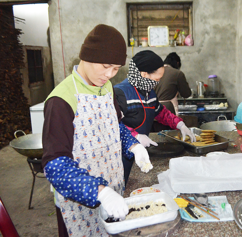 Sơ chế thức ăn chay tại nhà bếp chùa Cái Bầu (huyện Vân Đồn)