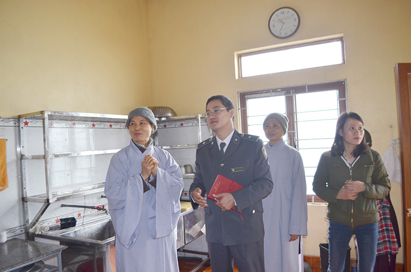 Đoàn kiểm tra, giám sát của Chi cục ATVSTP (Sở Y tế) kiểm tra khu vực nhà bếp chùa Cái Bầu (huyện Vân Đồn)