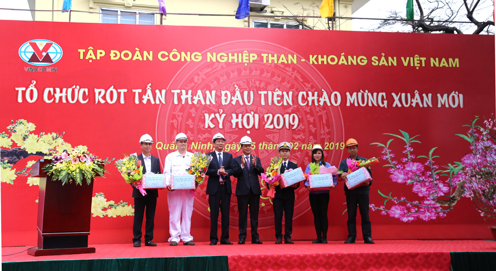 Các đồng chí lãnh đạo tỉnh chúc mừng đồng chí Nguyễn Văn Thành hoàn thành xuất sắc nhiệm vụ.