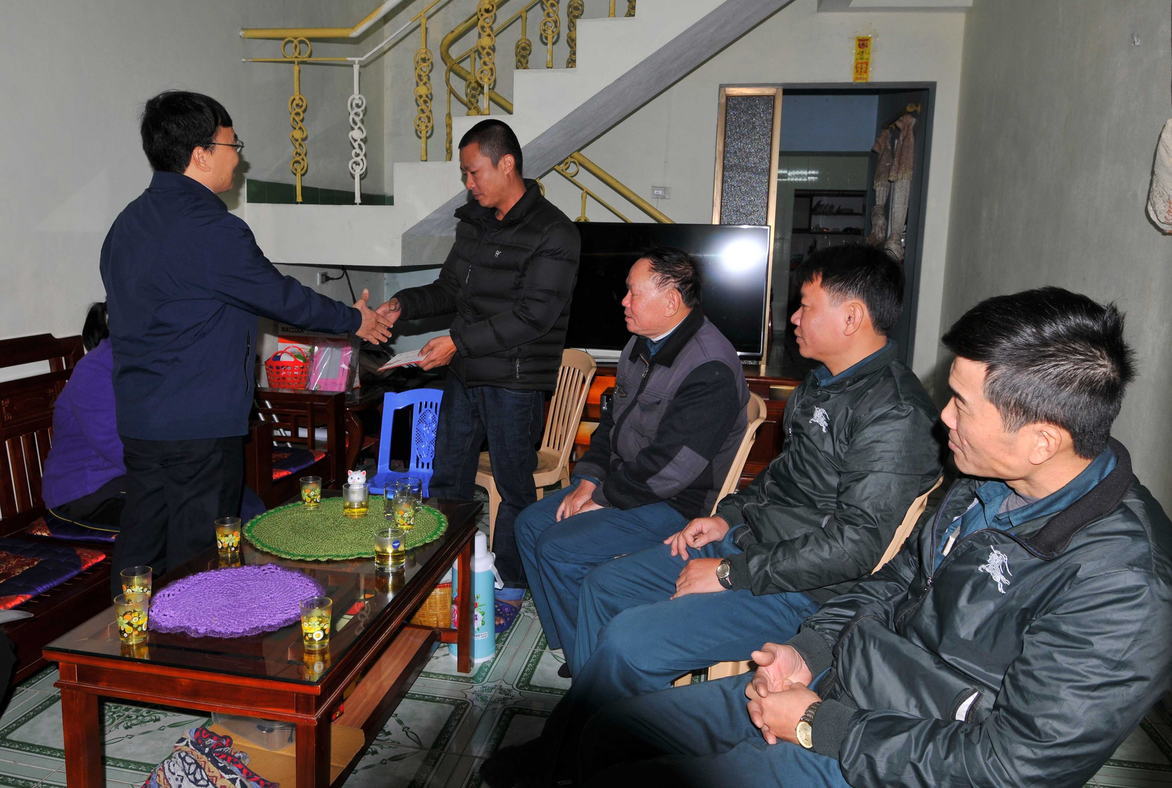 Ông Đỗ Văn Tăng, Chủ tịch Công đoàn Công ty Tuyển than Cửa Ông, thăm, động viên gia đình người lao động trong công ty nhân dịp năm mới.
