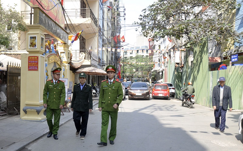 Công an TP Hạ Long Tuần tra kiểm soát đảm bảo ANTT tại khu vực chùa Long Tiên.