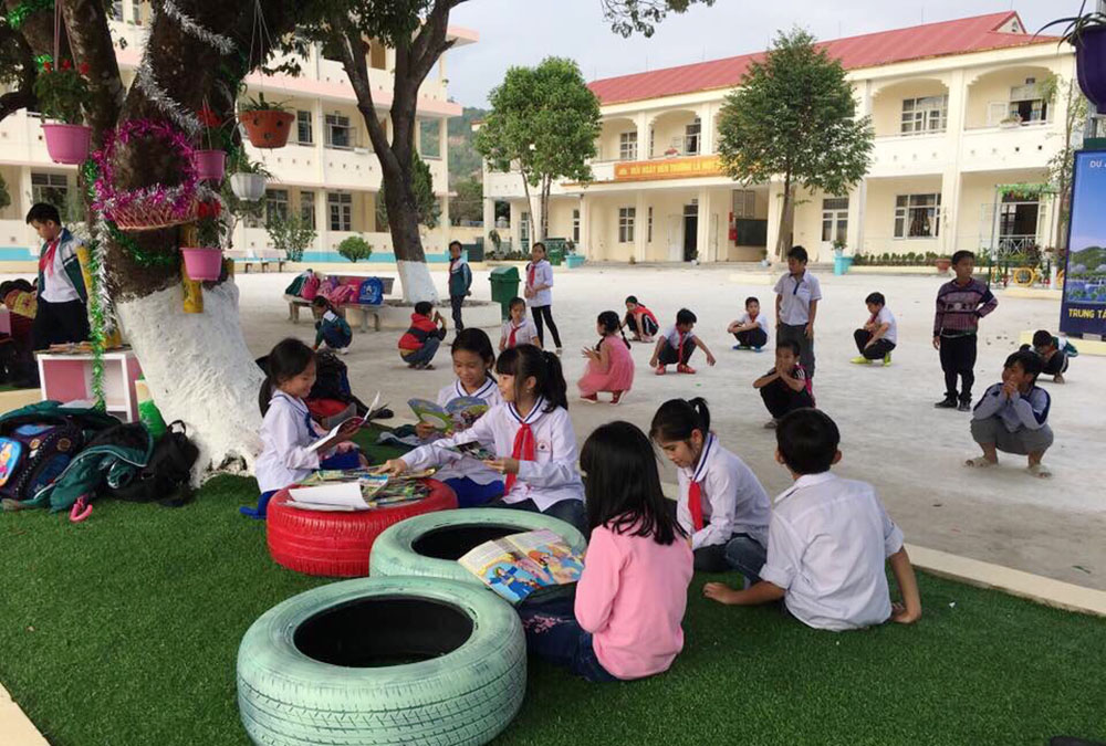 Học sinh Trường Tiểu học Hạ Long 1 (huyện Vân Đồn) hoạt động ngoài trời.