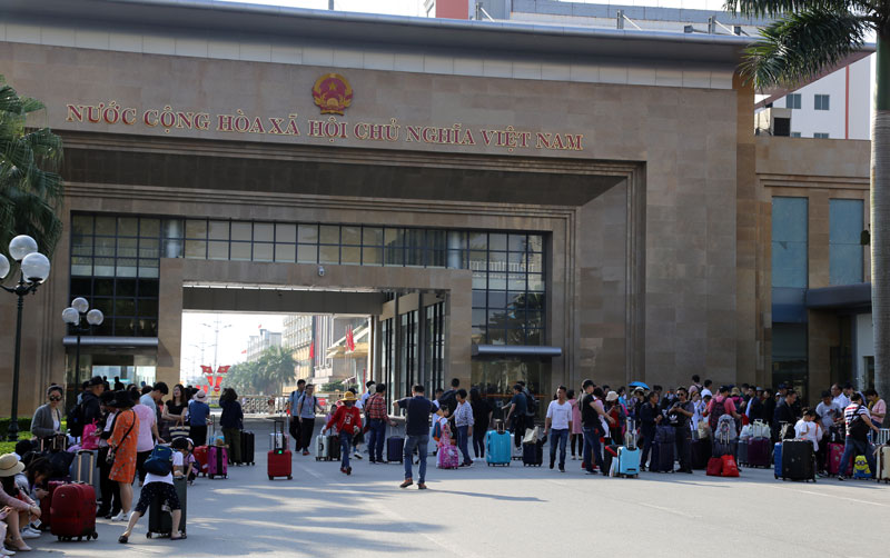 Ngày mùng 3 Tết đã có hơn 10.500 lượt khách Trung Quốc đến Móng Cái qua Cửa khẩu Quốc tế Móng Cái.
