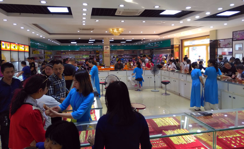Khách du lịch Trung Quốc mua sắm tại Trung tâm thương mại Hữu Hảo, đại lộ Hòa Bình, phường Trần Phú.