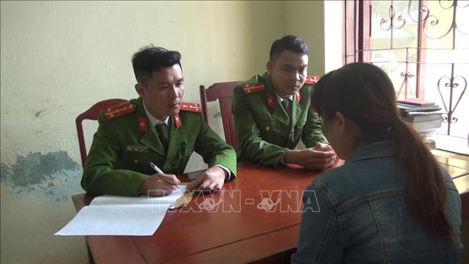 Lực lượng công an tuyên truyền người dân xã Quảng Nham không xuất cảnh trái phép. Ảnh: Trịnh Duy Hưng/TTXVN