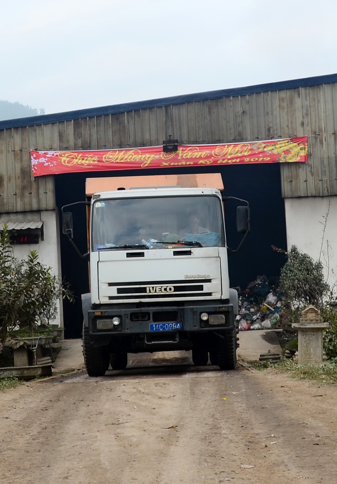 Trong 10 ngày nghỉ Tết Nguyên đán Kỷ Hợi Hơn 2.300 tấn rác thải sinh hoạt đổ dồn về Khe Giang