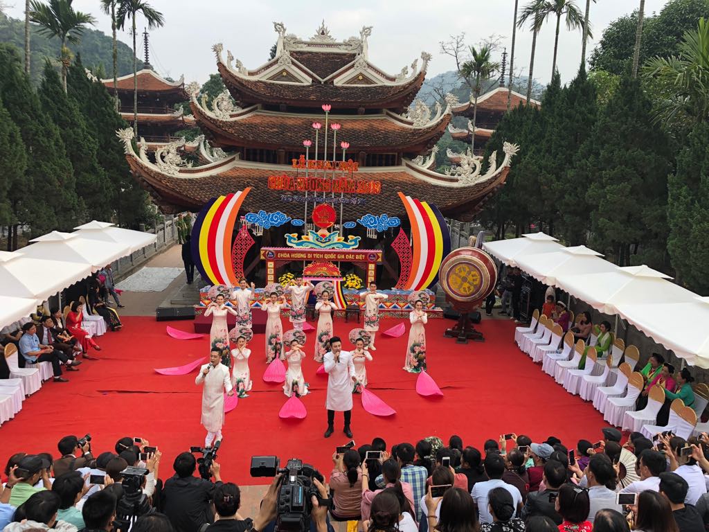Biểu diễn văn nghệ tại lễ Khai hội chùa Hương.