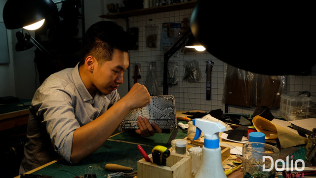Trương Minh Khánh cặm cụi bên những sản phẩm thủ công từ dan rắn của mình