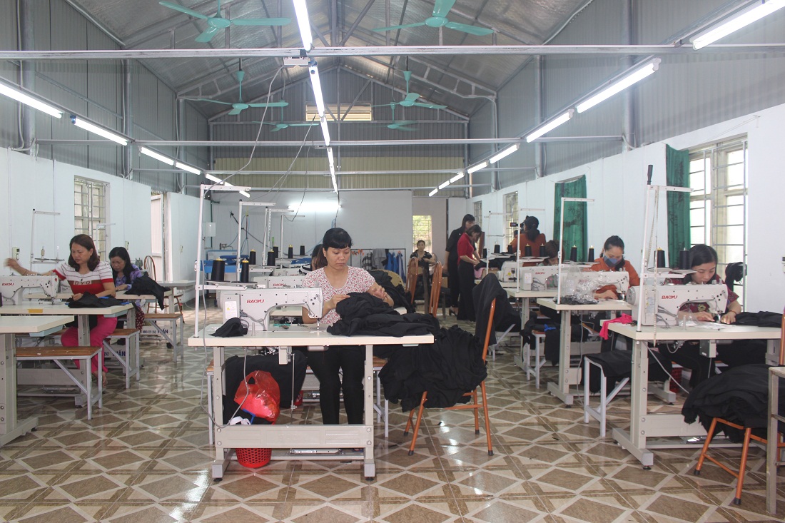  Xưởng may của chị Hải hiện tạo việc làm thường xuyên cho 15 chị em phụ nữ địa phương