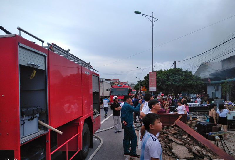 Hiện trường vụ cháy nhà dân kết hợp kinh doanh nước giải khát tại số nhà 347, đường Trần Nhân Tông, phường Hải Hòa ngày 4/8/2018.