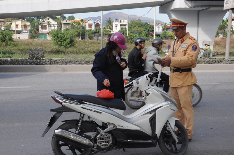 CSGT Đội 1 dừng kiểm tra người điều khiển xe mô tô trên QL18 đoạn đi qua TP Uông Bí