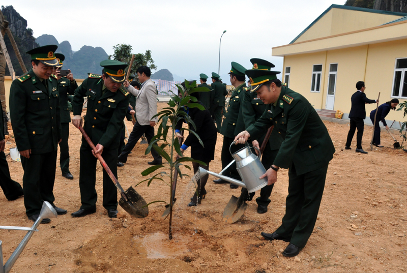 Các đại biểu dự buổi lễ tham gia trồng cây trong khuôn viên Đồn Biên phòng cửa khẩu cảng Cẩm Phả