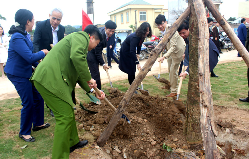 Các đại biểu huyện Vân Đồn tham gia trồng cây tại lễ phát động.