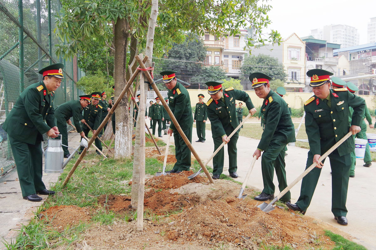 Lãnh đạo Bộ CHQS tỉnh trồng cây tại trụ sở cơ quan.