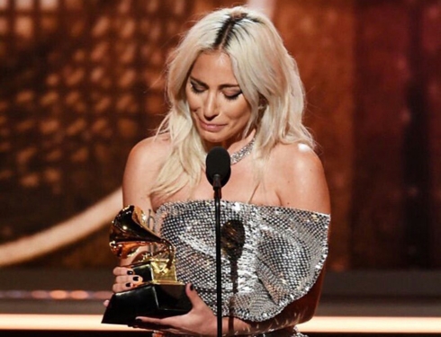 Lady Gaga khóc khi nhận giải quan trọng đầu tiên của đêm Grammy 2019.