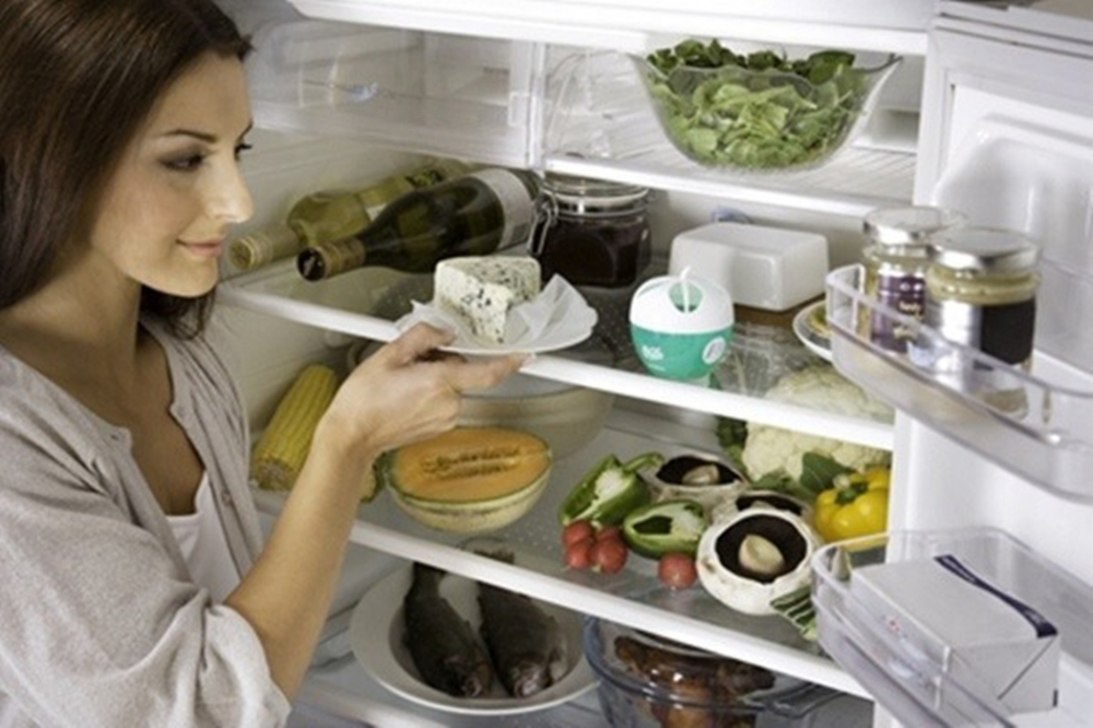 Lót chút giấy dưới rau củ quả sẽ khiến bạn dọn tủ lạnh nhanh hơn trong những lần sau. Ảnh: Afamily