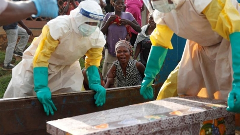 Người mẹ mất đi đứa con do virus Ebola. Ảnh: Reuters