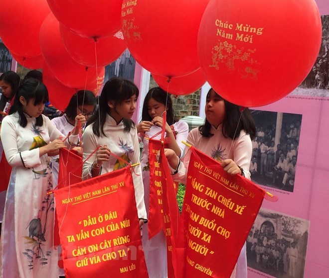 Thả thơ là một trong những nghi thức tiêu biểu của Ngày thơ Việt Nam. (Ảnh minh họa: P.Mai/Vietnam+)