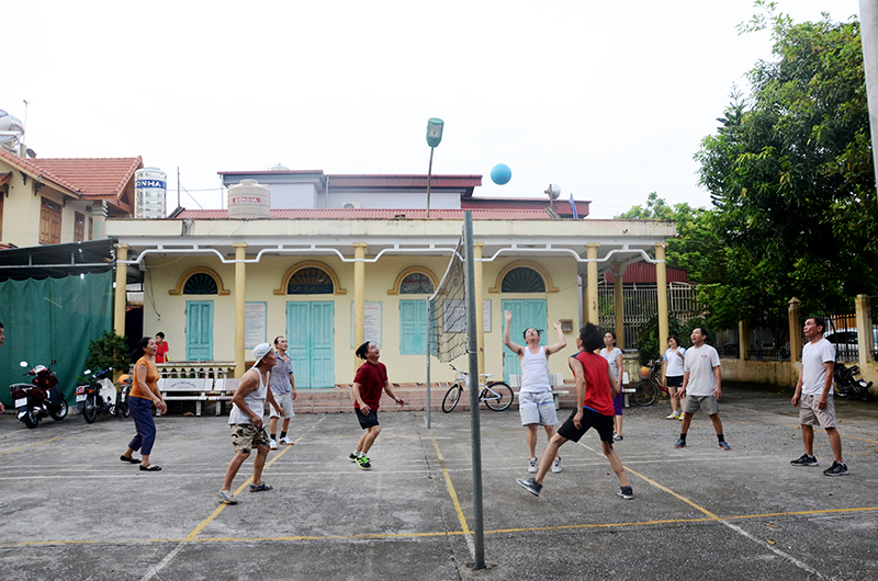 Người dân khu 4, phường Thanh Sơn, TP Uông Bí thường xuyên tham gia tập luyện thể dục thể thao tại sân nhà văn hóa khu phố.