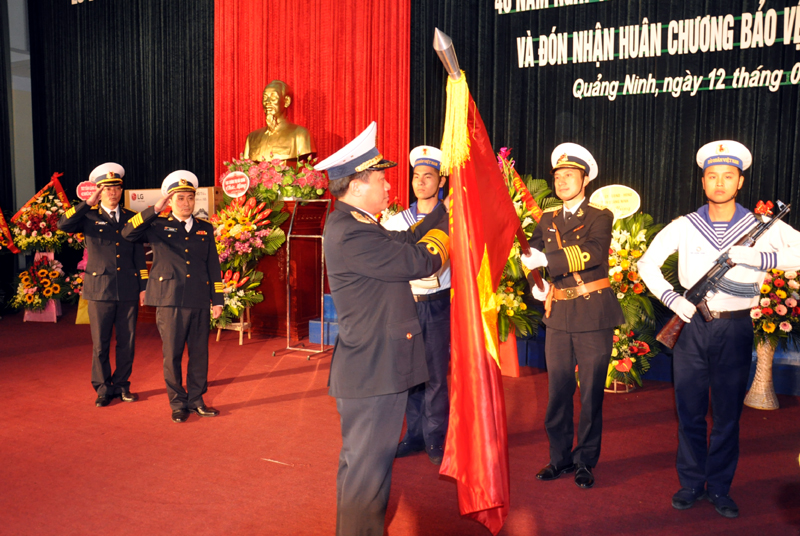 Thừa ủy quyền của Chủ tịch nước, Chuẩn Đô đốc Phạm Văn Vững, Chính ủy Quân chủ Hải quân gắn Huân chương Bảo vệ Tổ quốc hạng Nhất lên quân kỳ quyết thắng của Lữ đoàn 170