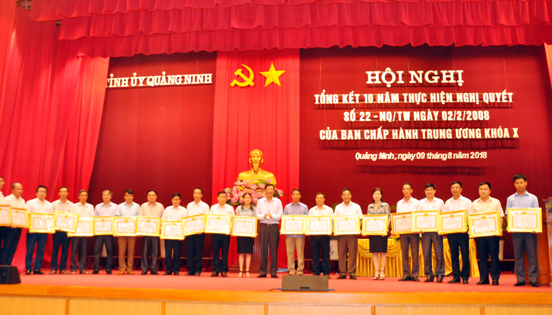 21 Đảng bộ cơ sở được Ban Chấp hành Đảng bộ tỉnh tặng Bằng khen vì đã có thành tích xuất sắc trong 10 năm thực hiện Nghị quyết số 22-NQ/TW.