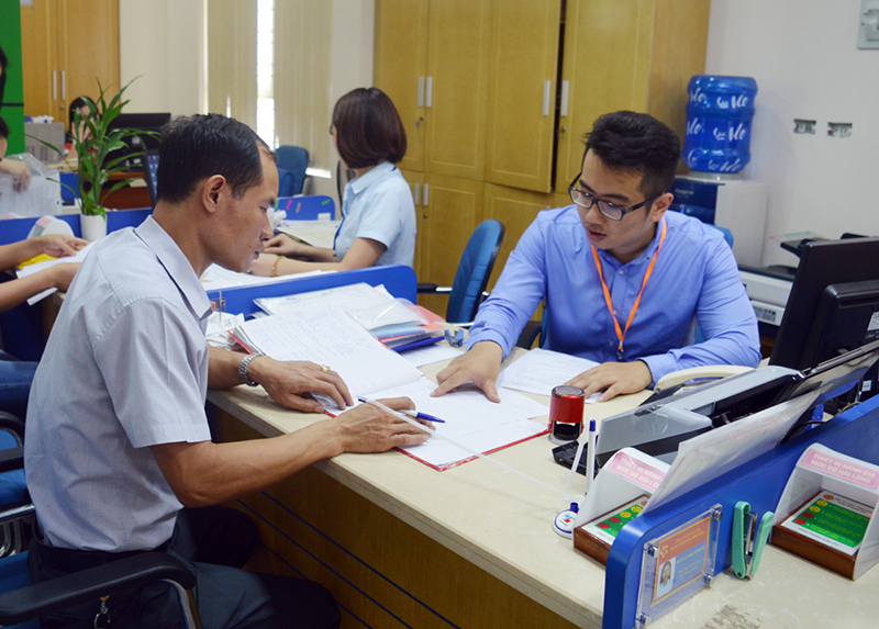 Nhân viên sở Kế hoạch- Đầu tư hướng dẫn người dân thực hiện thủ tục tại Trung tâm Phục vụ Hành chính công tỉnh.