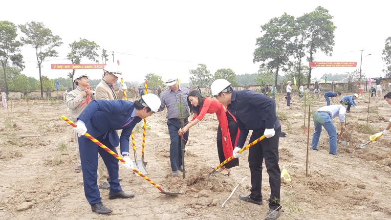 Cán bộ CNVLĐ Công ty CP xi măng Hạ Long trồng 5.000 cây phi lao trên diện tích 70 ha trong khuôn viên Công ty.