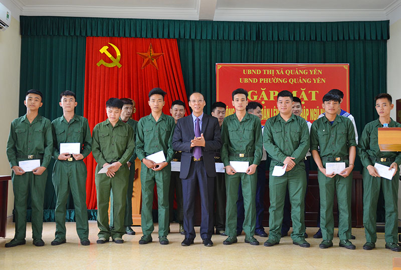 Đồng chí Trần Đức Thắng, Phó Bí thư Thị ủy, Chủ tịch UBND TX Quảng Yên tặng quà động viên các tân binh xã Hiệp Hòa