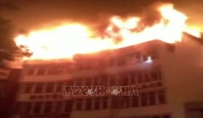 Hiện trường vụ hỏa hoạn tại khách sạn Arpit Palace ở New Delhi, Ấn Độ, ngày 12/2/2019. Ảnh: NDTV/TTXVN