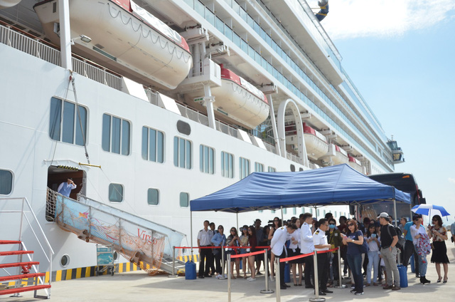 Khách du lịch quốc tế đến Việt Nam bằng tàu quốc tế tại cảng Hạ Long - Ảnh Vi Phong