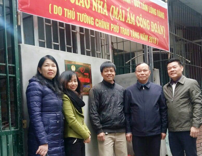 Lãnh đạo LĐLĐ tỉnh và Quỹ tấm lòng vàng trao hỗ trợ Mái ấm công đoàn cho gia đình anh Đỗ Tùng Tân