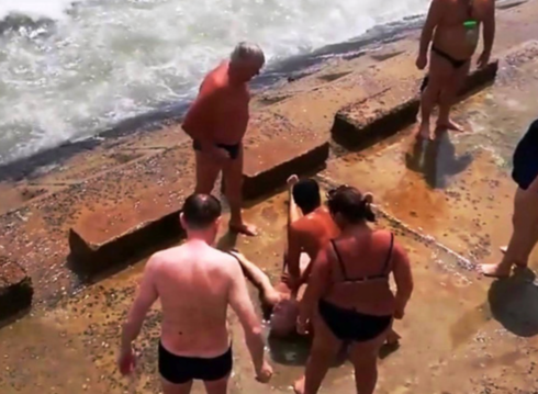 Du khách nước ngoài không may tử vong khi đang tắm biển.