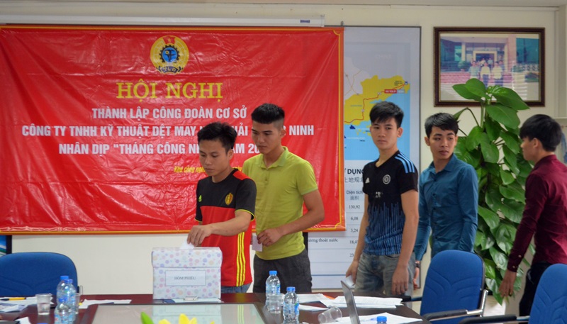 Người lao động bỏ phiếu bàu BCH Công đoàn tại hội nghị thành lập Công đoàn Công ty TNHH kỹ thuật dệt may Hồng Hải Quảng Ninh (KCN Hải Yên, TP Móng Cái)