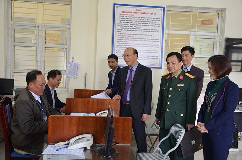 Đồng chí Trần Đức Thắng, Phó Bí thư Thị ủy, Chủ tịch UBND TX Quảng Yên kiểm tra việc chấp hành nhiệm vụ tại xã Hiệp Hòa