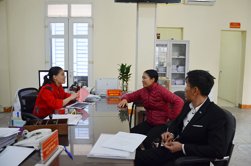 Cán bộ Bộ phận một của tiếp nhận và trả kết quả phường Yên Giang giải quyết TTHC cho người dân.
