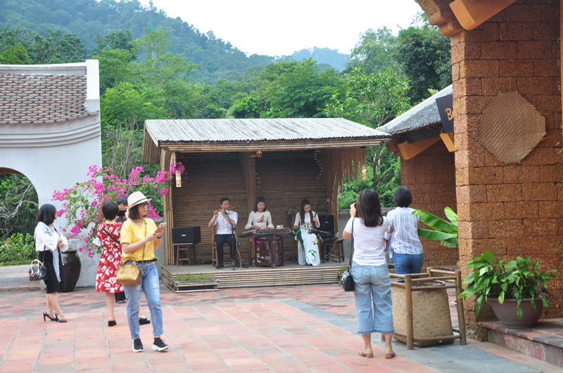 Đến với Khu chợ quê, du khách còn được thưởng thức biểu diễn nhạc cụ truyền thống