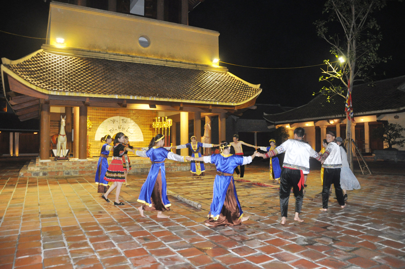Buổi tối du khách có thể xem biểu diễn văn nghệ ngay trước mái đình cổ tại làng hành hương