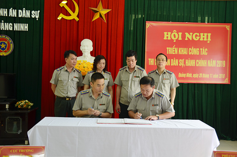 Lãnh đạo Chi cục THADS TP Cẩm Phả (ngồi bên trái) ký giao ước thi đua năm 2019