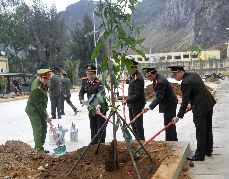Lãnh đạo Công an tỉnh tham gia trồng cây tại khuôn viên Phòng Cảnh sát cơ động (Công an tỉnh).