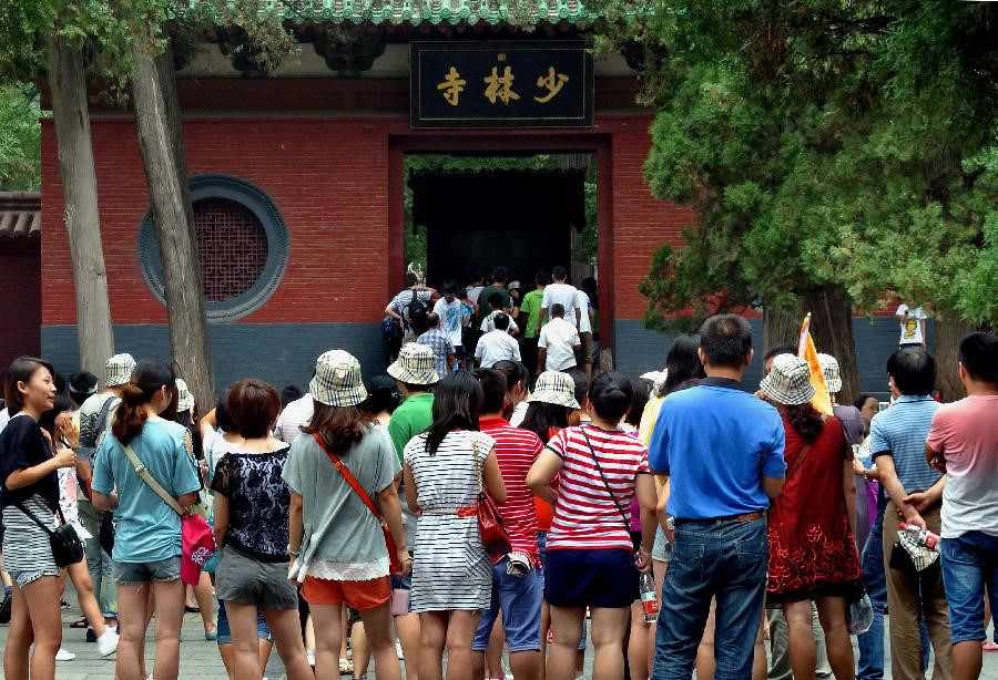 Khách du lịch đông đúc chờ tham quan Thiếu Lâm Tự tháng 8/2012. Ảnh: Xinhua.