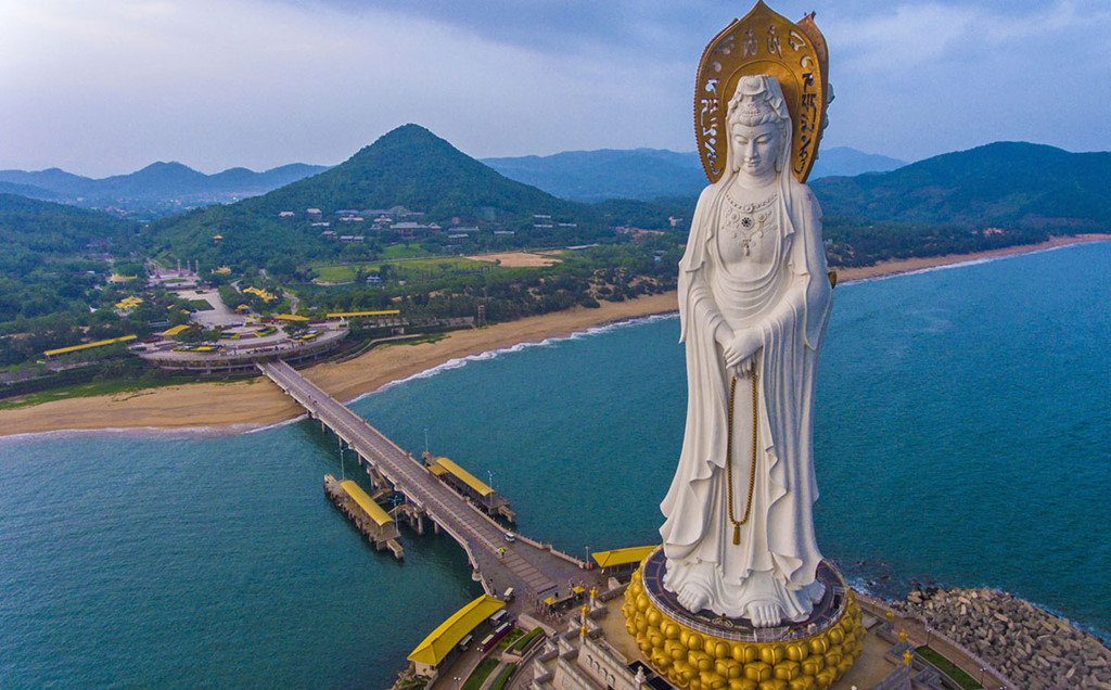Tượng Quan Thế Âm Bồ Tát tại công viên văn hóa Phật giáo Nanshan, đảo Hải Nam, Trung Quốc nhìn từ trên cao. Ảnh: TPG/Getty.