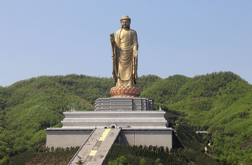 Tượng Trung Nguyên Đại Phật tọa lạc tại một khu vực yên tĩnh ở vùng nông thôn Trung Quốc. Ảnh: Stacia020/Shutterstock.