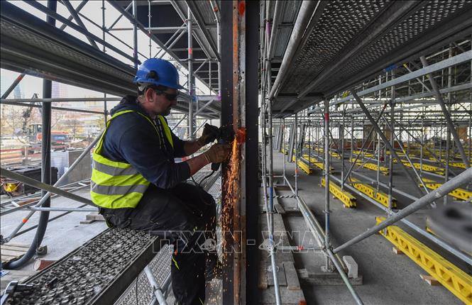 Công nhân làm việc tại công trường xây dựng ở Berlin, Đức. Ảnh: AFP/ TTXVN